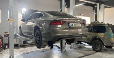Заміна передніх гальмівних дисків та колодок Audi A7 2016 року