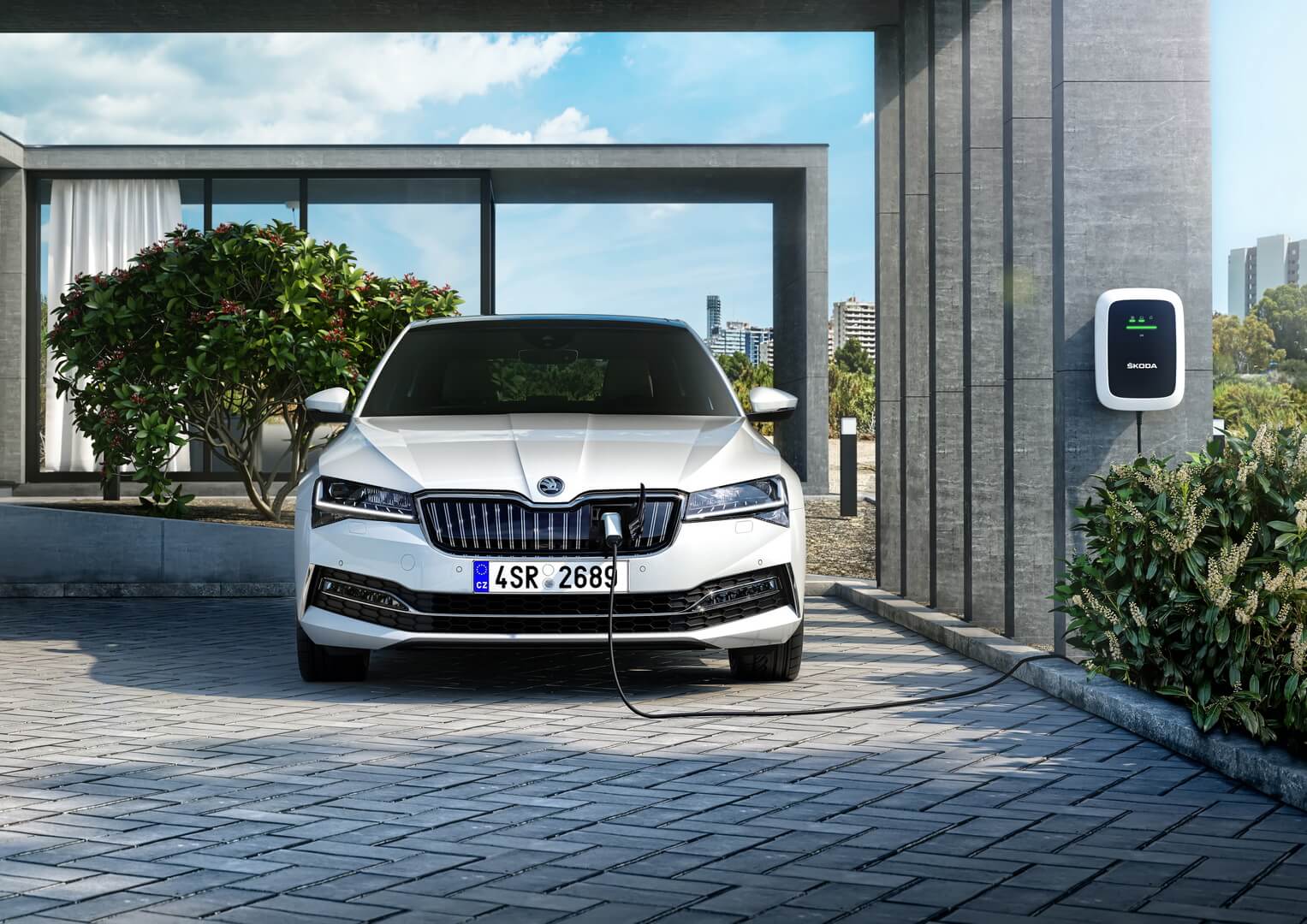 Нова Skoda Superb 2026 — модернізована класика з PHEV-версіями