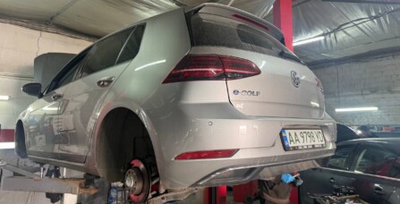 Заміна задньої ходвої частини та заміна підрамника Volkswagen E-Golf