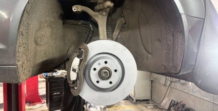 Заміна передніх гальмівних дисків та колодок Audi A4B9 2.0 TFSI