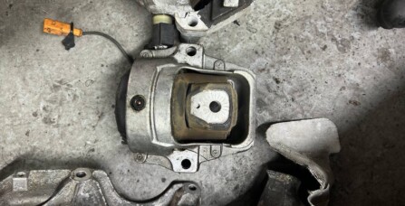 Заміна подушок двигуна Audi A4 B9
