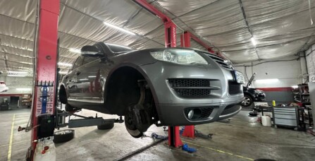 Заміна гальмівних дисків та колодок Volkswagen Touareg 3.0 TDI