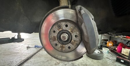 Заміна гальмівних дисків та колодок Volkswagen Touareg 3.0 TDI