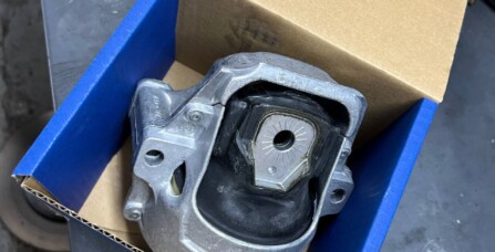 Заміна правої опори двигуна Audi A4 B8