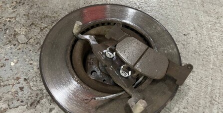 Заміна гальмівних дисків та колодок Audi A4 B9