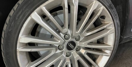 Заміна гальмівних дисків та колодок Audi A4 B9