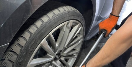 Заміна гальмівних дисків та колодок Audi A4 B9