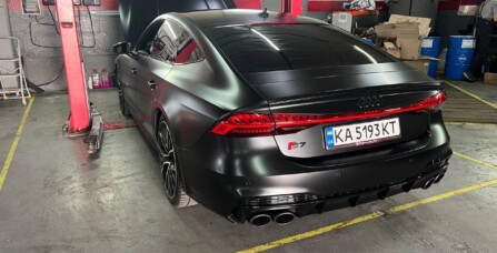 Ендоскопія двигуна та заміна свічок запалювання Audi S7