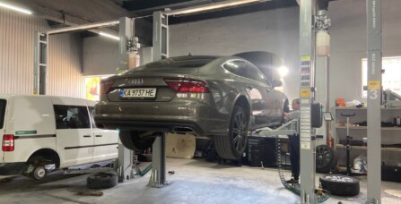 Заміна передніх гальмівних дисків та колодок Audi A7 2016 року