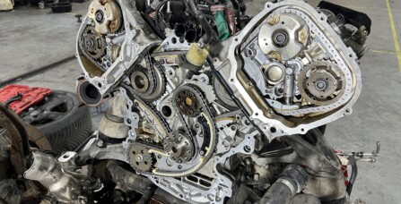 Заміна комплекту ГРМ та переущільнення на Audi Q7 з двигуном 3.0 TFSI