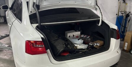 Чистка впускних клапанів горіхоструменевим методом та заміна масловідділювача вентиляції картерних газів на Audi A6 C7 2.0 TSI