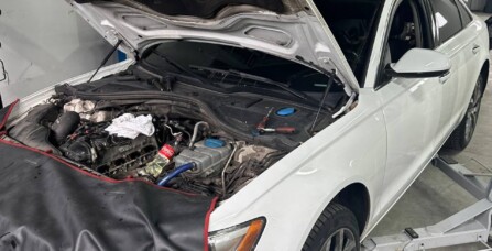 Чистка впускних клапанів горіхоструменевим методом та заміна масловідділювача вентиляції картерних газів на Audi A6 C7 2.0 TSI