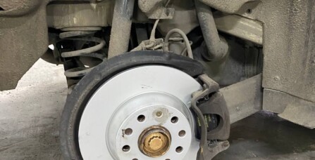 Заміна гальмівних дисків та колодок Volkswagen Tiguan 2.0 TDI
