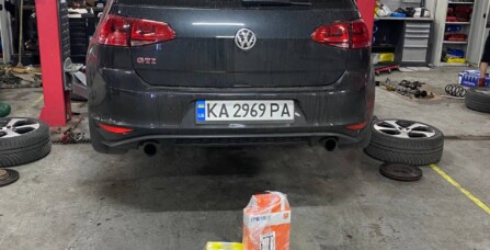 Заміна гальмівних дисків та колодок GOLF 7 GTI 2.0 TSI