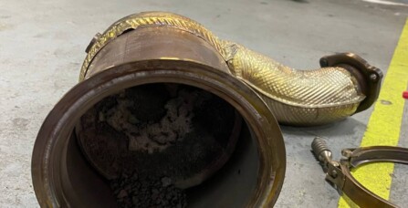 Видалення каталізатора через розпад та дефект 