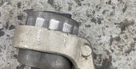 Заміна гідравлічних сайлентблоків нижніх важелів передньої підвіски Audi A4B9