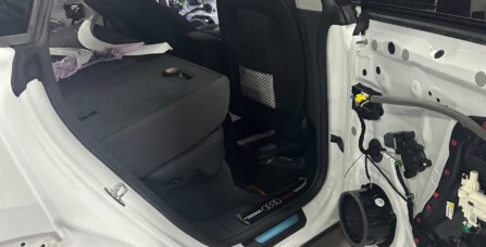 Встановлення оригінального комплекту дотяжок дверей Audi Q8 3.0 TFSI