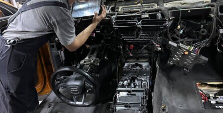 Зняття передньої панелі для заміни радіатора пічки Audi Q8 3.0 TFSI