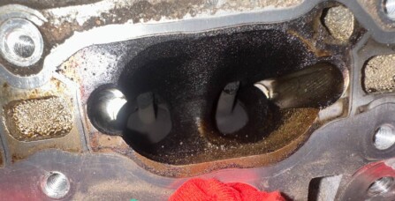 Чистка впускних клапанів горіхом та заміна системи вентиляції Volkswagen Golf R 2.0 TFSI