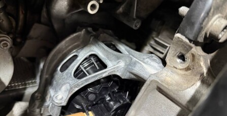 Заміна подушок двигуна - вібрація на холодну Audi A8 3.0 TFSI