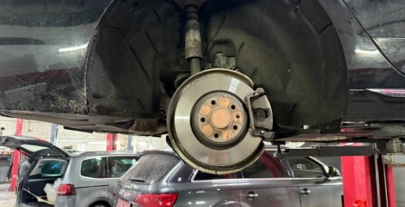 Заміна комплекта гальмівних дисків та колодок Audi Q5 3.0 TFSI