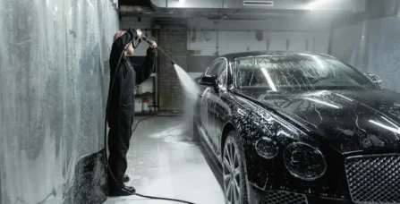 Використання професійного обладнання для безпечного миття лакофарбового покриття в Mr. Driver.