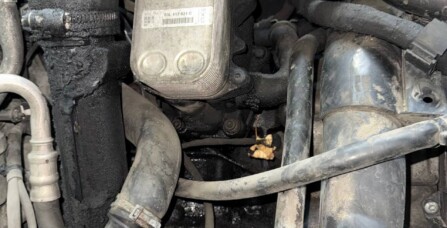 Заміна оливного радіатору взборі через зовнішнє підтикання Volkswagen Jetta 1.8 TSI